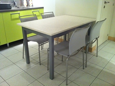 Mesa modelo Luxe con estructura aluminio satinado tapa de Corianr