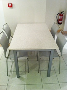 Mesa modelo Luxe con estructura aluminio satinado tapa de Corian